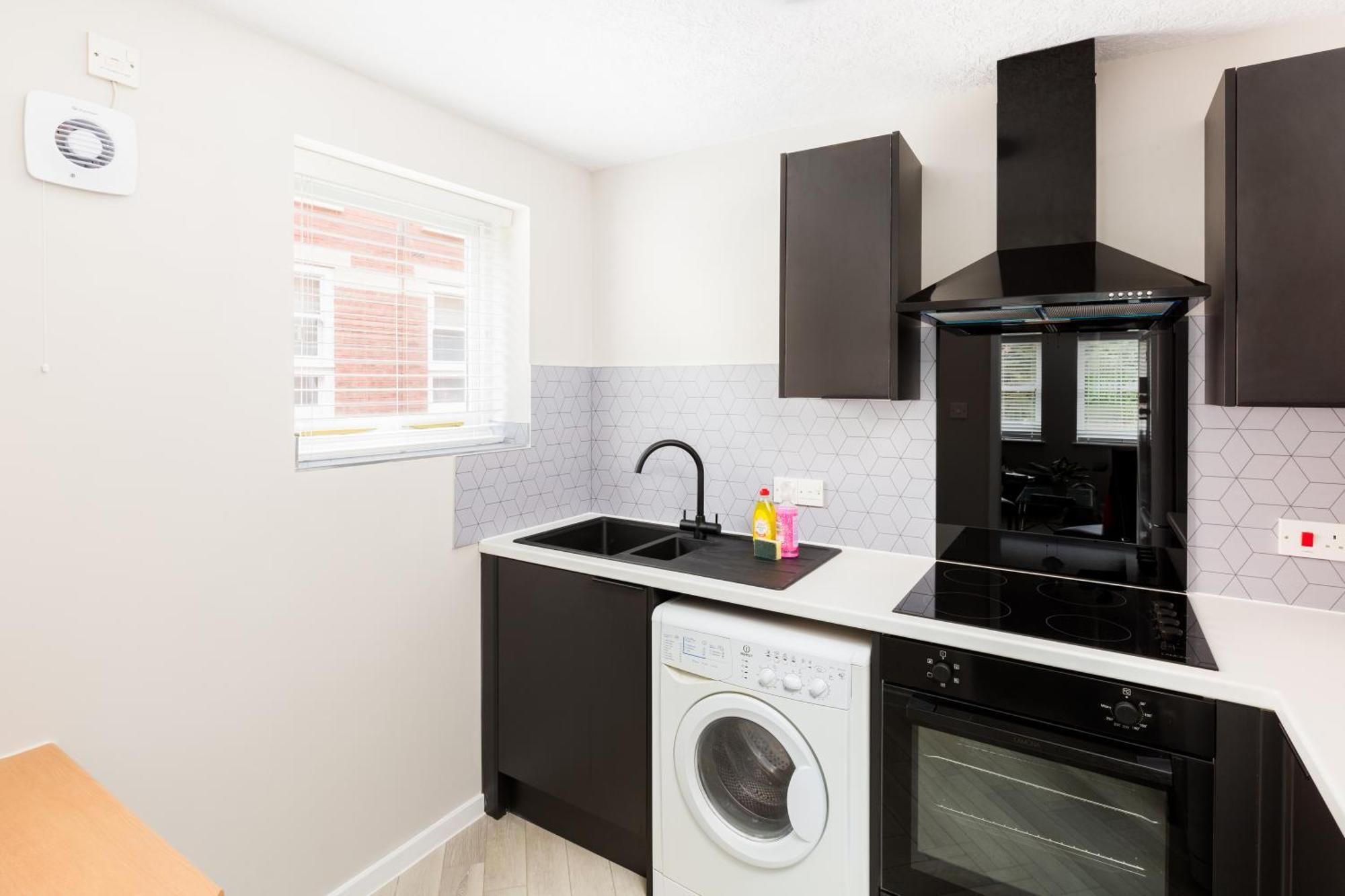 Modern 2-Bedroom Apartments With Free Parking In เลมิงตันสปา ภายนอก รูปภาพ
