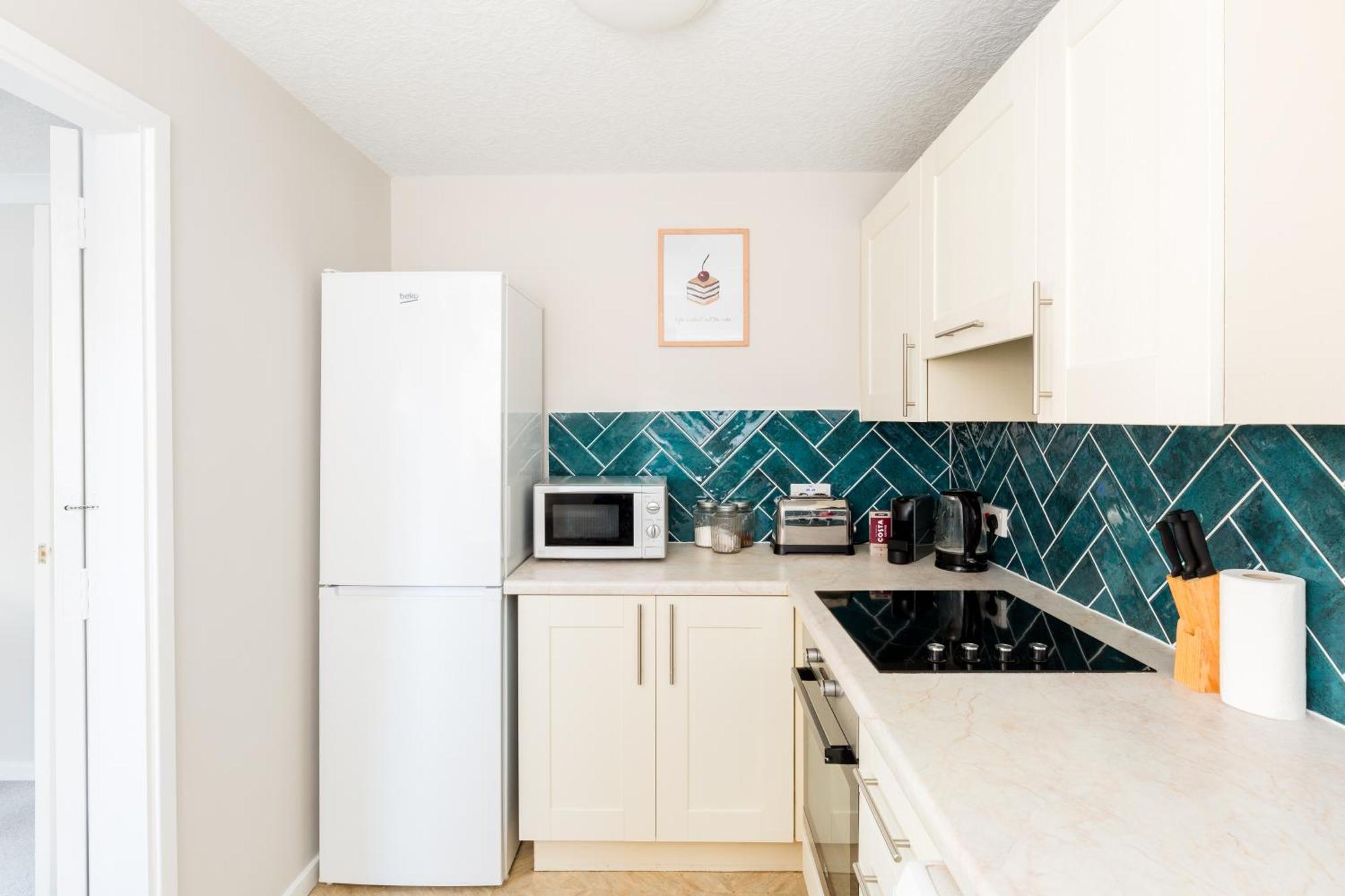 Modern 2-Bedroom Apartments With Free Parking In เลมิงตันสปา ภายนอก รูปภาพ