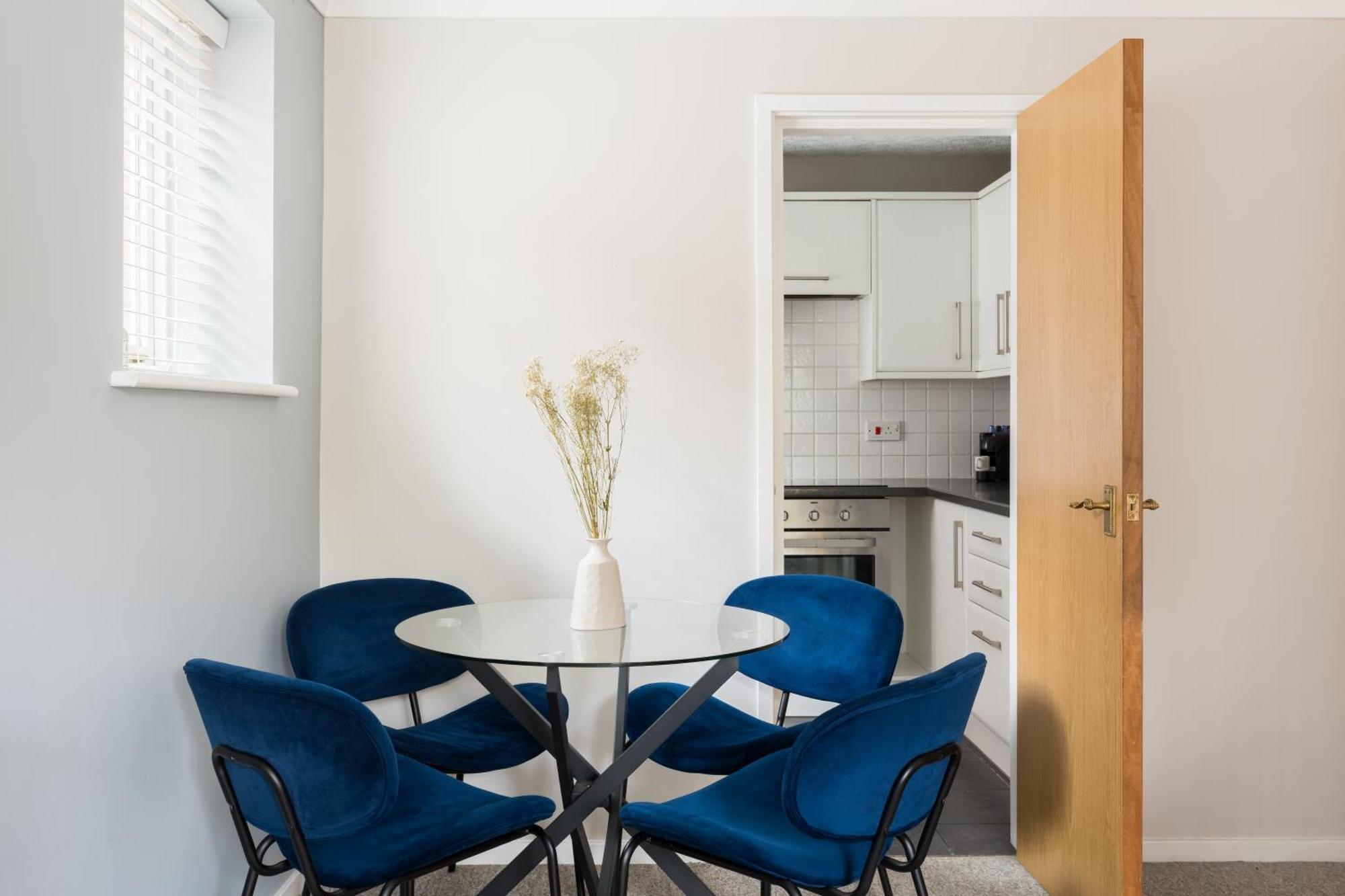 Modern 2-Bedroom Apartments With Free Parking In เลมิงตันสปา ภายนอก รูปภาพ