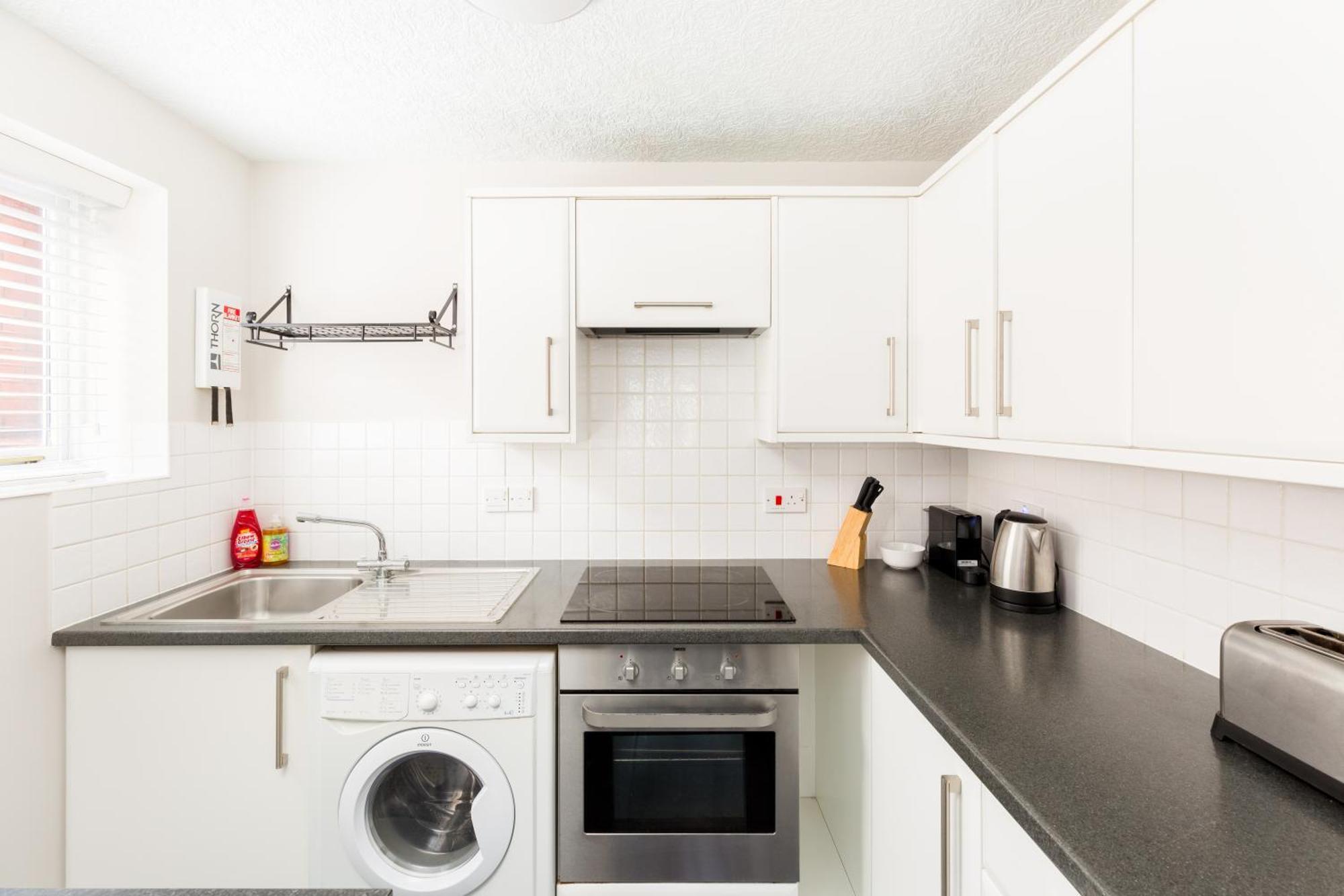 Modern 2-Bedroom Apartments With Free Parking In เลมิงตันสปา ภายนอก รูปภาพ