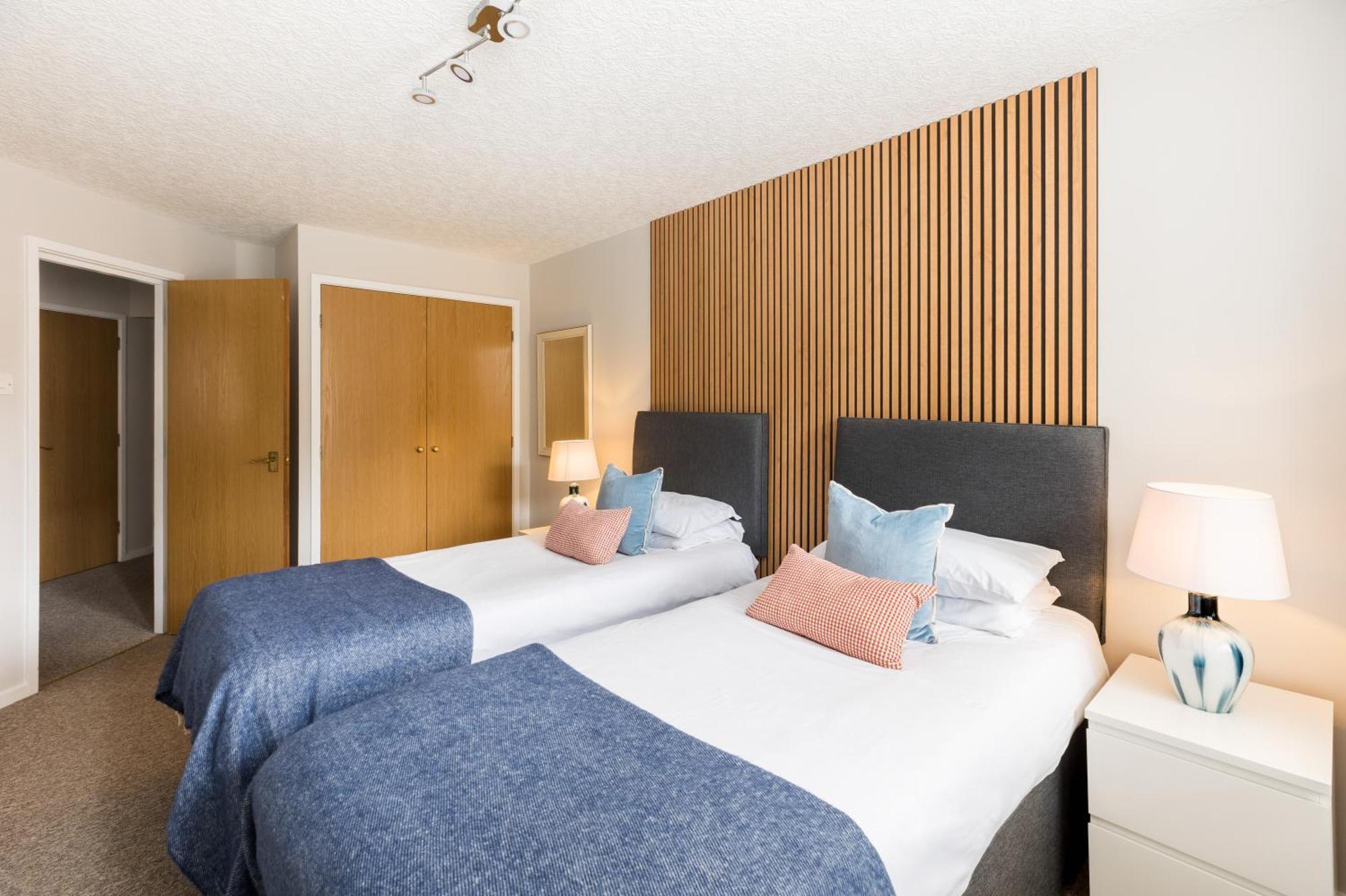 Modern 2-Bedroom Apartments With Free Parking In เลมิงตันสปา ภายนอก รูปภาพ