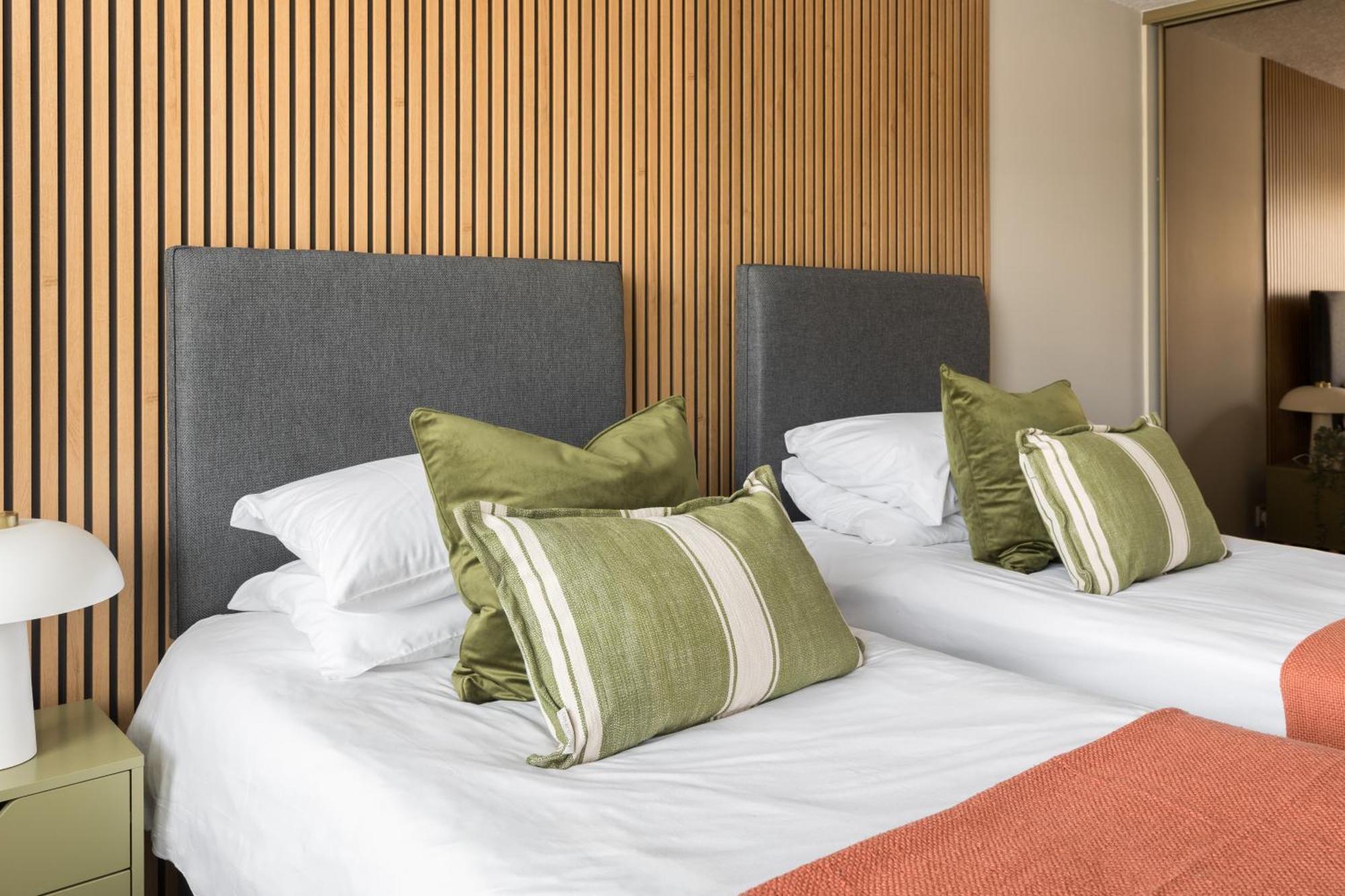 Modern 2-Bedroom Apartments With Free Parking In เลมิงตันสปา ภายนอก รูปภาพ
