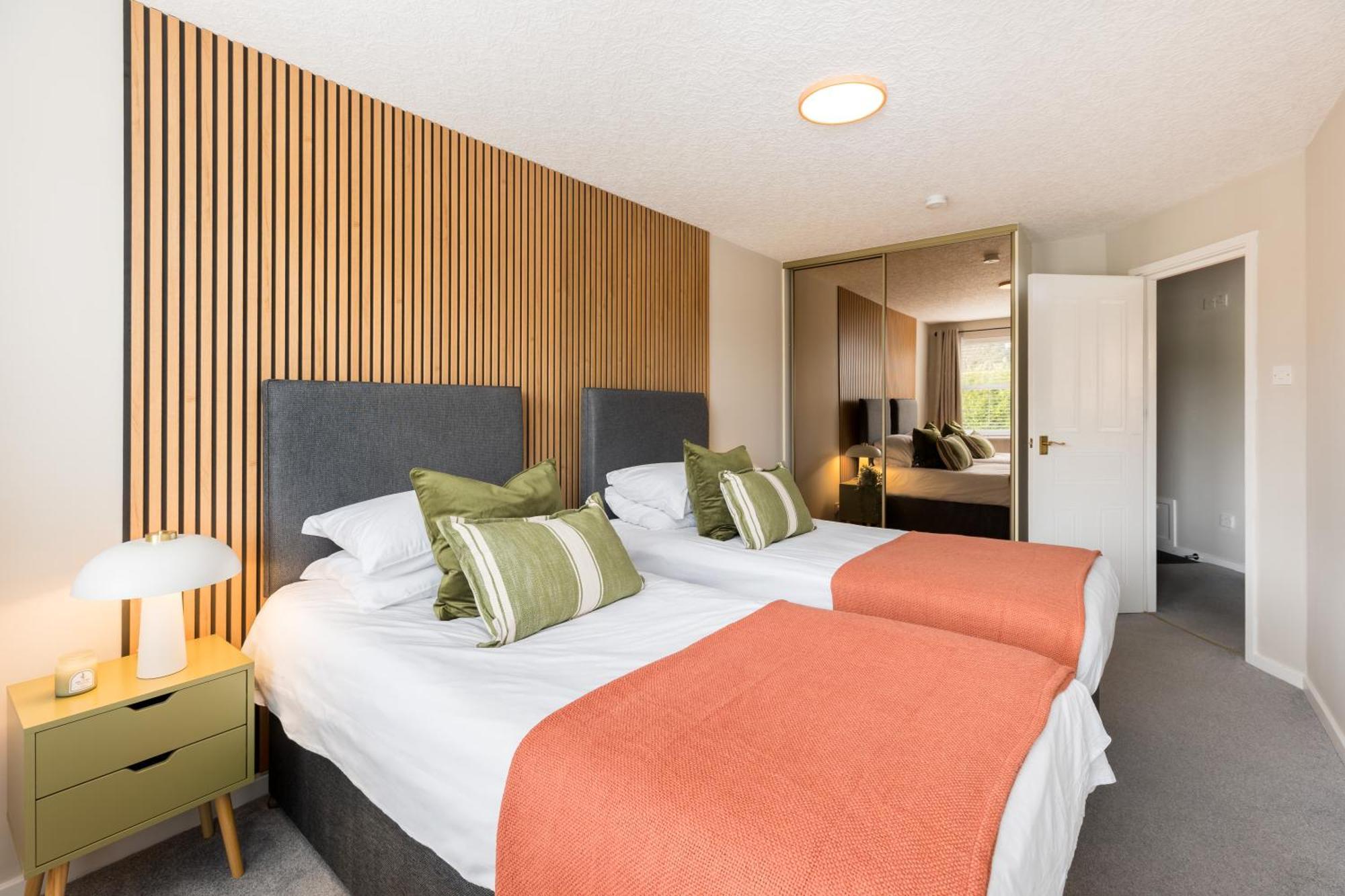 Modern 2-Bedroom Apartments With Free Parking In เลมิงตันสปา ภายนอก รูปภาพ