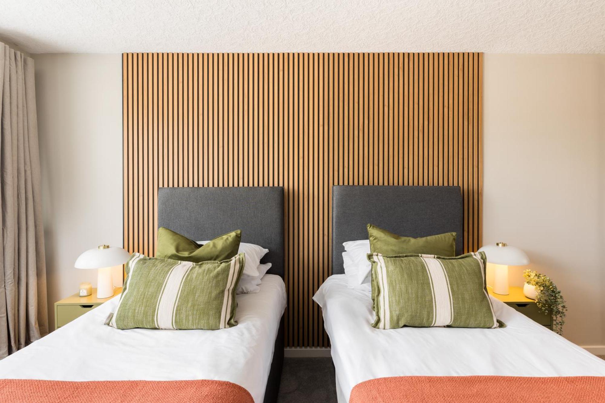 Modern 2-Bedroom Apartments With Free Parking In เลมิงตันสปา ภายนอก รูปภาพ