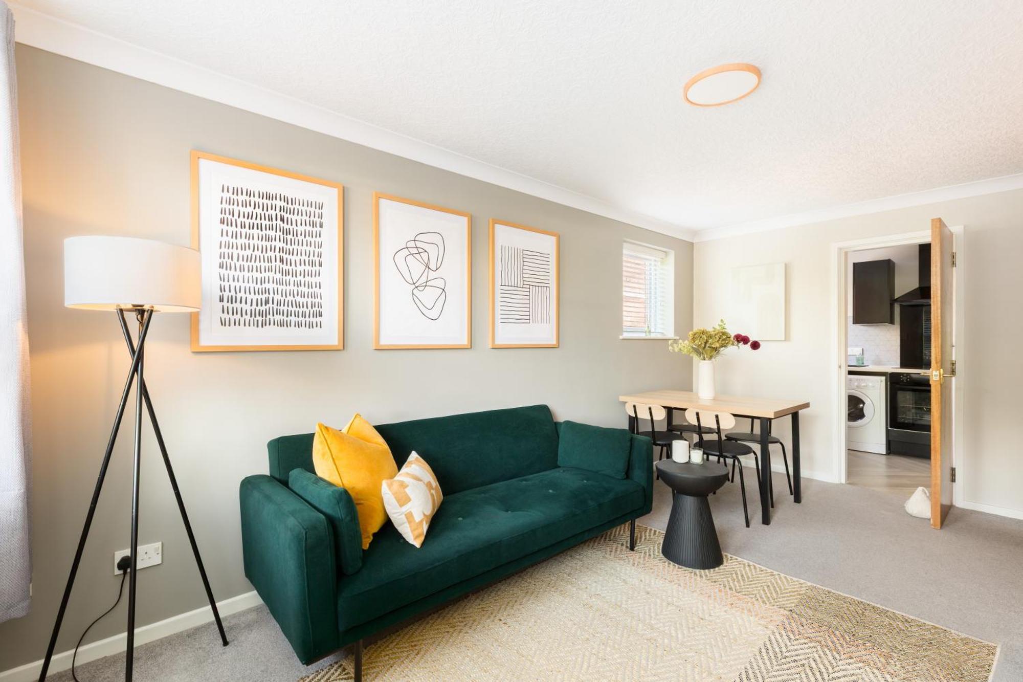 Modern 2-Bedroom Apartments With Free Parking In เลมิงตันสปา ภายนอก รูปภาพ
